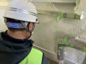 練馬区N様邸 外壁塗装工事 入り組んだ場所への養生作業の様子